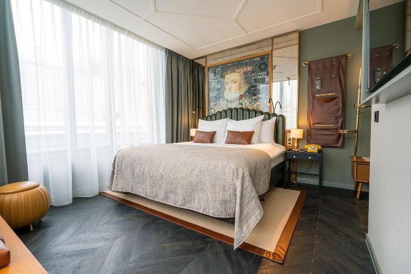 Deluxe Room, The Collector