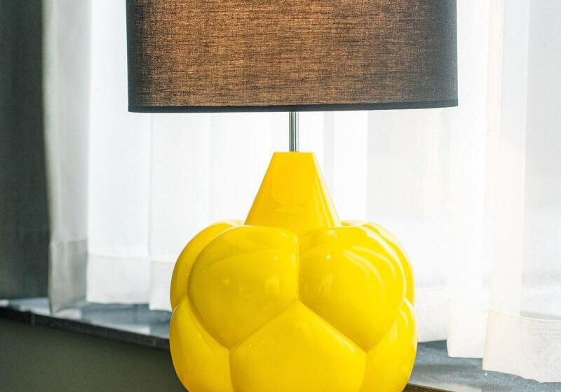 غرفة قياسية لذوى الاحتياجات الخاصة, The Collector