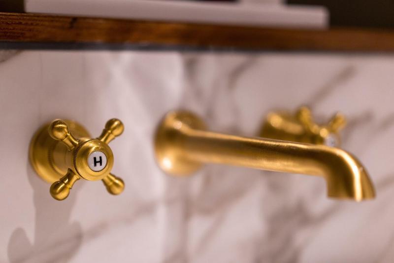 غرفة ديلوكس, The Collector