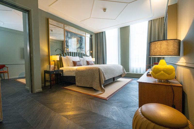 غرفة ديلوكس, The Collector