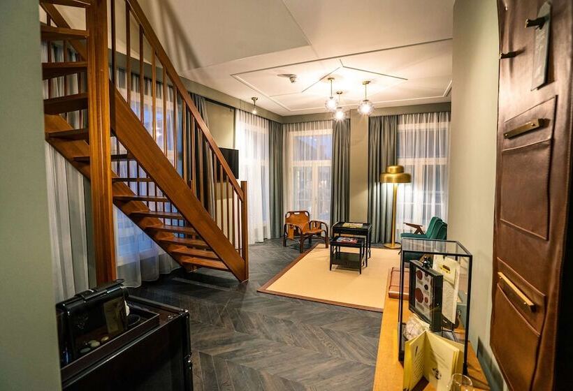 Standard Room, The Collector