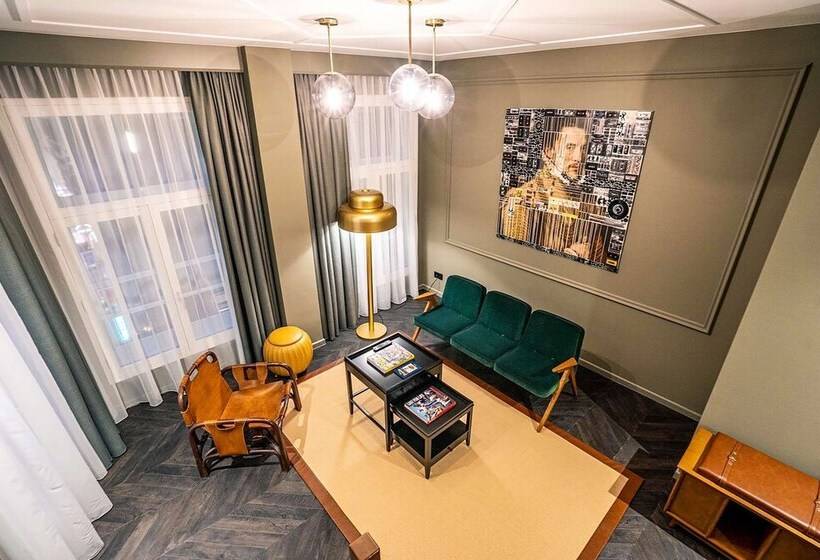 غرفة قياسية, The Collector