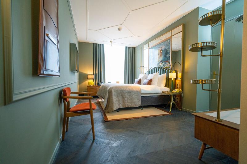 Standard Room, The Collector