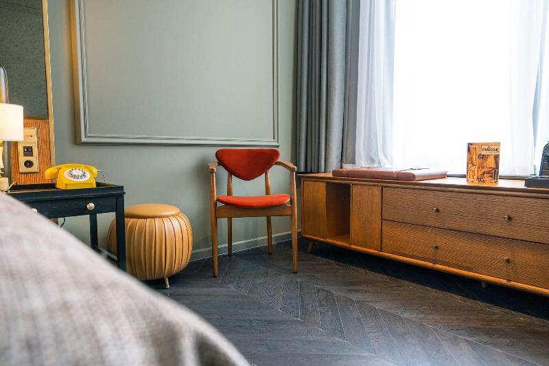 غرفة قياسية, The Collector