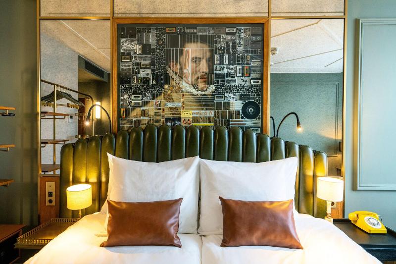 غرفة قياسية, The Collector