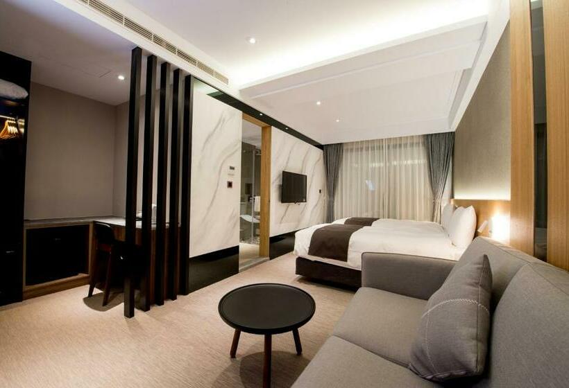 اتاق لوکس, He Jia