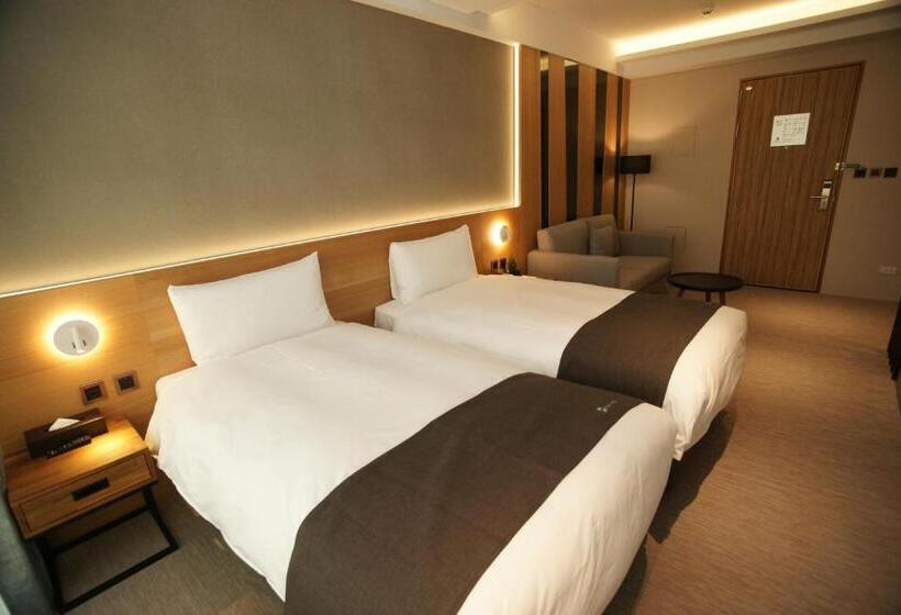 اتاق لوکس, He Jia