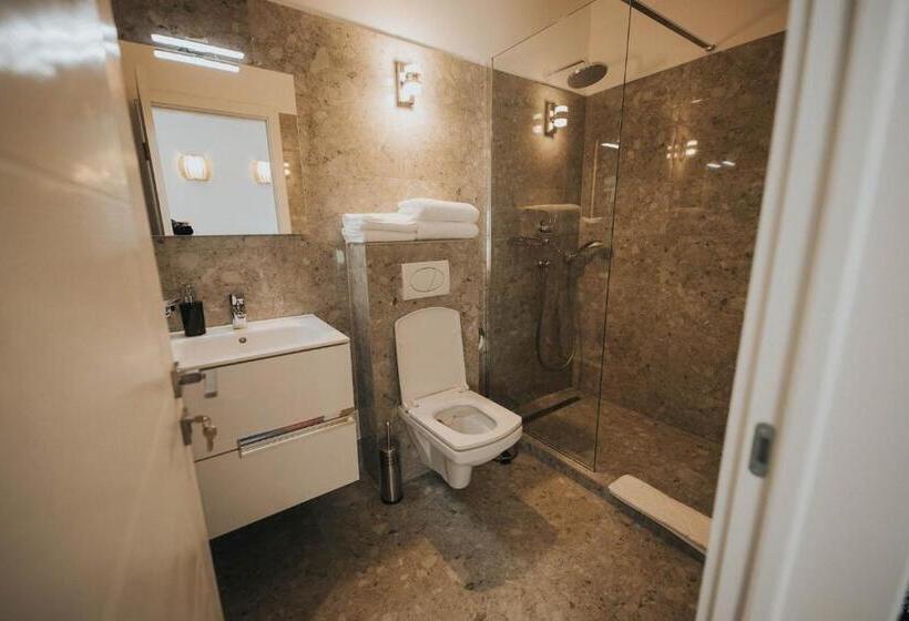 디럭스 룸, Marabella