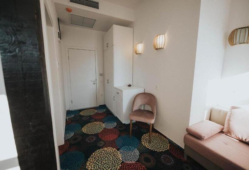 디럭스 룸, Marabella