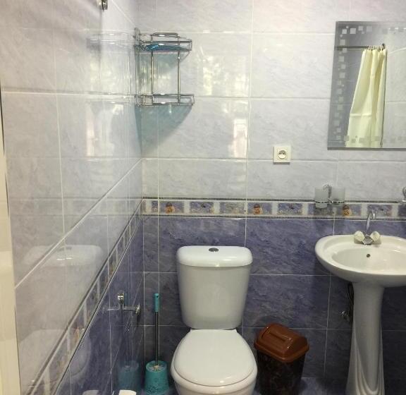 غرفة عائلية حمام مشترك, Munis