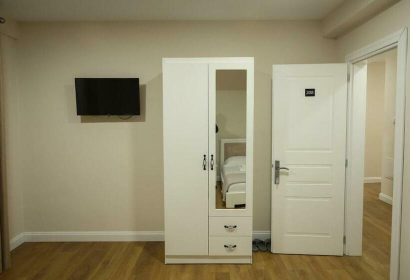 חדר סטנדרט לשלושה עם מרפסת, Taverna Zisi