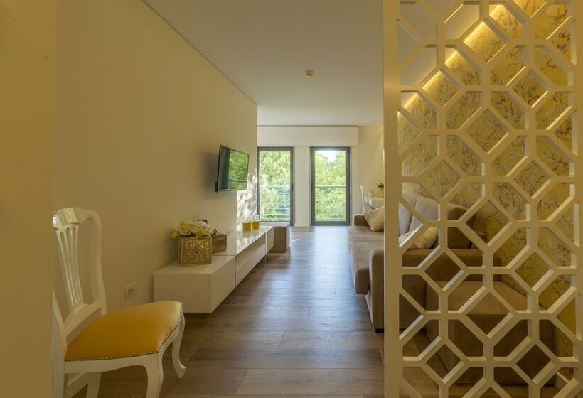 جناح, Terrace Serra