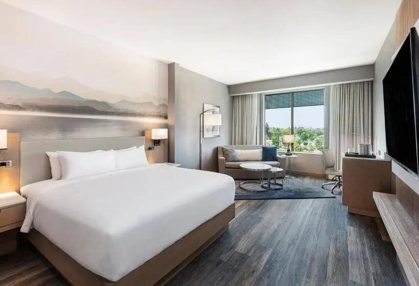 キングサイズベッドのスタンダードルーム, Courtyard By Marriott Los Angeles Monterey Park