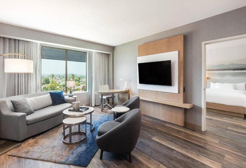 מיטת קינג בסוויטה, Courtyard By Marriott Los Angeles Monterey Park