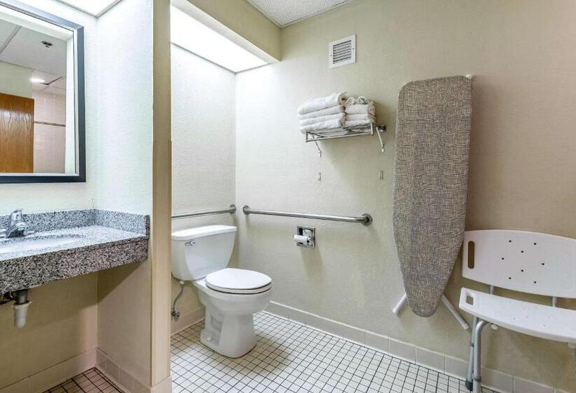 חדר סטנדרט מותאם לאדם עם מוגבלויות, Quality Inn & Suites Southport