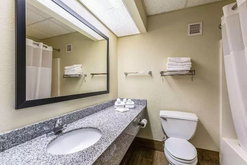 سوئیت با تخت بزرگ, Quality Inn & Suites Southport