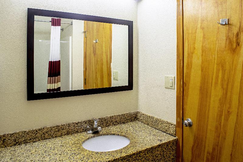 带大床的高级房间, Red Roof Inn & Suites Middletown  Franklin