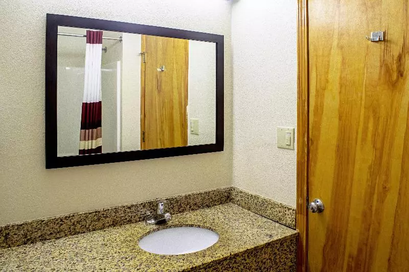キングサイズベッドのスーペリアルーム, Red Roof Inn & Suites Middletown  Franklin