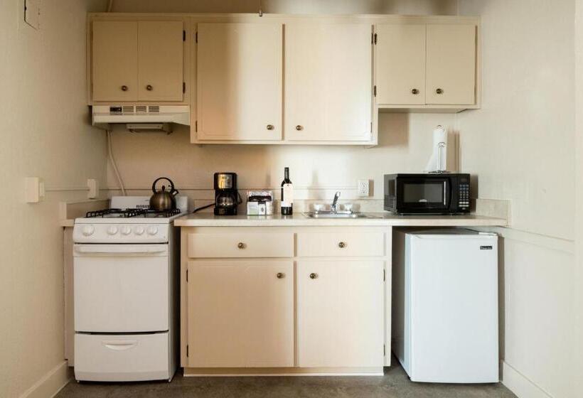 جناح سرير كينج, The Bishop