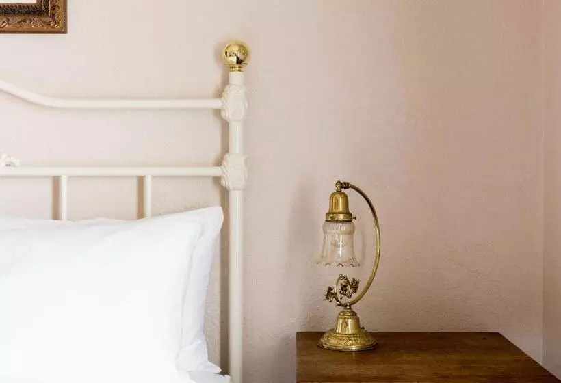 Suite Queen Bed, The Bishop