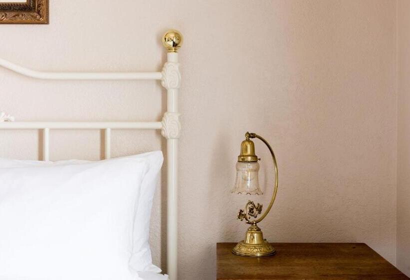 جناح, The Bishop