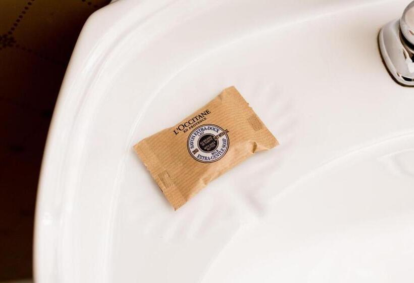 جناح ديلوكس, The Bishop