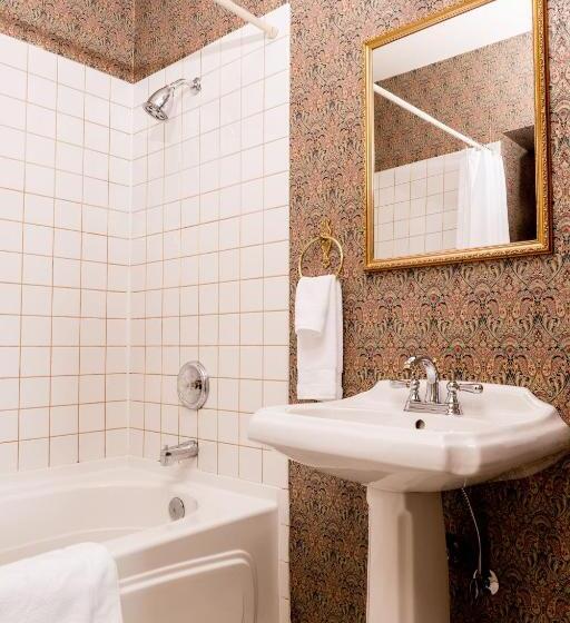 جناح ديلوكس, The Bishop