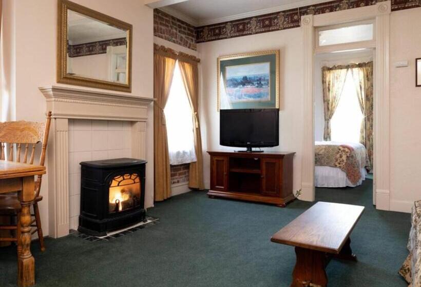 جناح ديلوكس, The Bishop