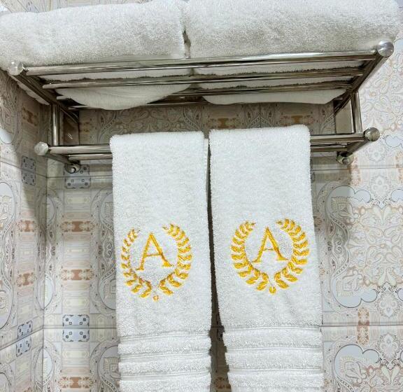 Delüks Oda, Alexander