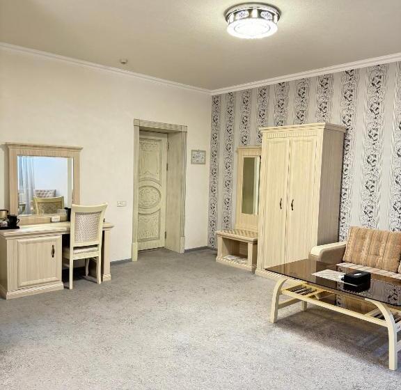 Delüks Oda, Alexander