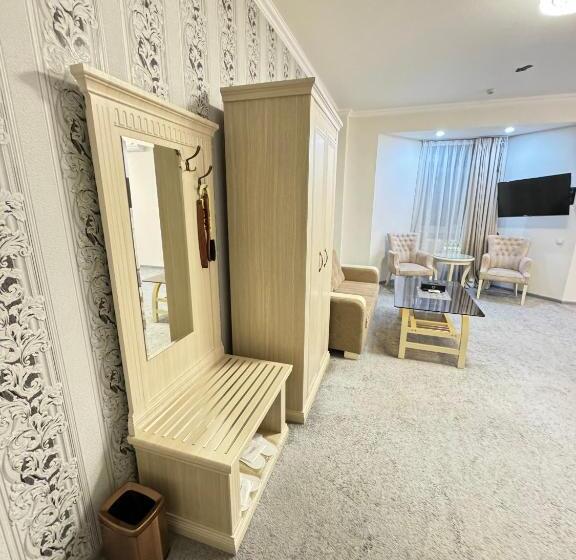 Delüks Oda, Alexander