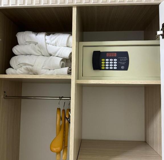 Havuz Manzaralı Süit, Alexander