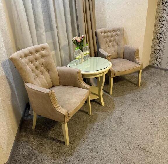 Havuz Manzaralı Süit, Alexander