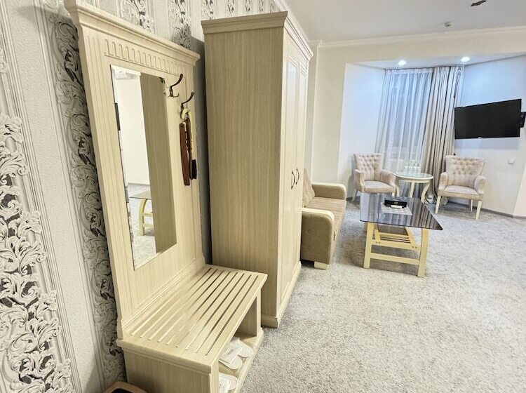 Delüks Oda, Alexander