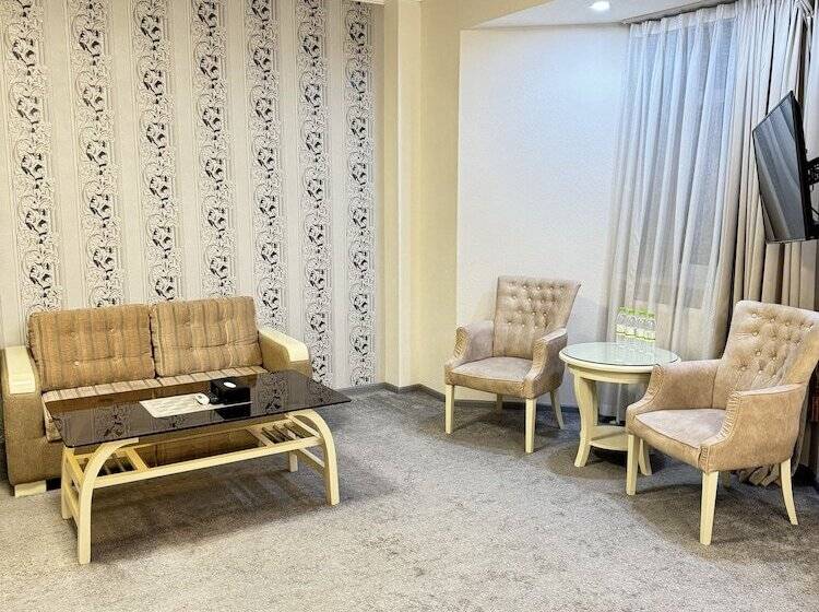 Delüks Oda, Alexander