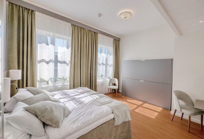 חדר משפחתי, Hamnhotellet