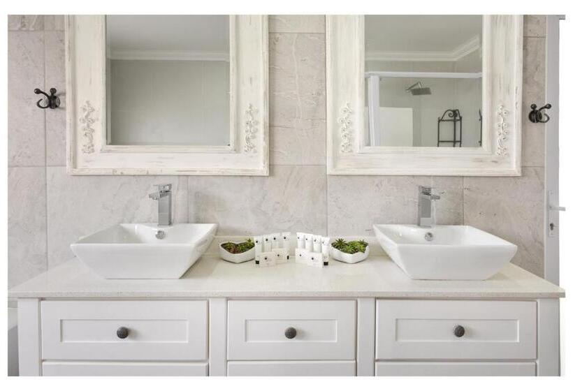 סוויטה, 66 On Monzali 4 Star Luxury Guesthouse