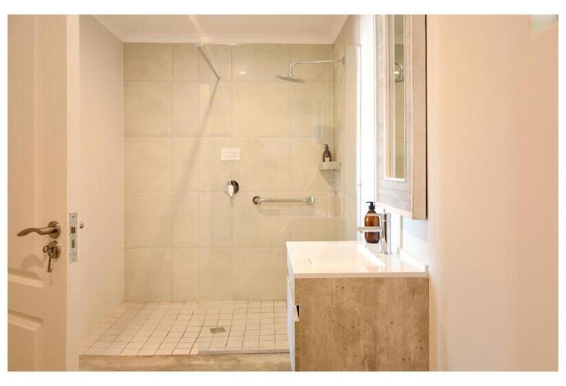 חדר דלוקס, 66 On Monzali 4 Star Luxury Guesthouse