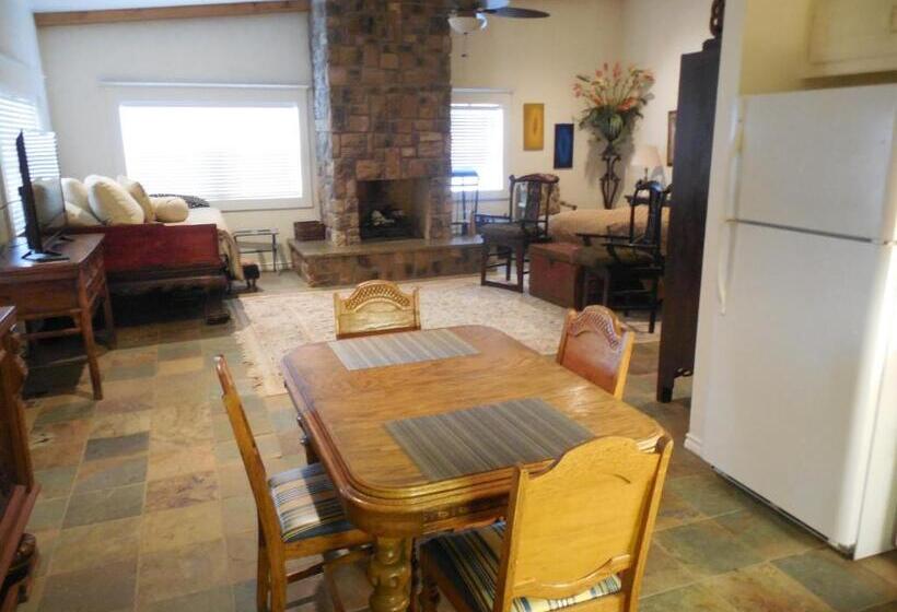 キングサイズベッドのデラックススイート, Dogwood Springs Lodgings