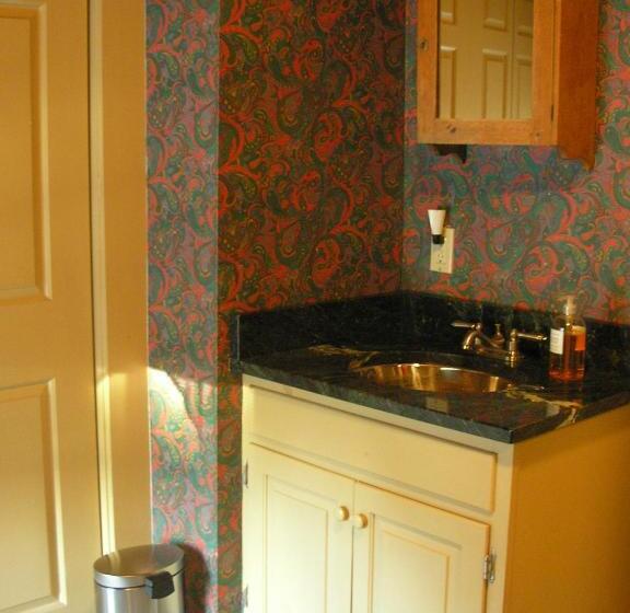 اتاق استاندارد چهار تخته, Antique Mansion B & B