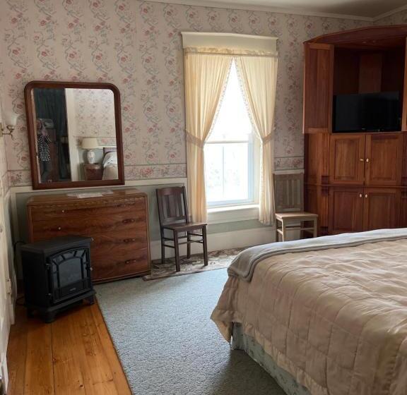 سوییت خانوادگی, Antique Mansion B & B