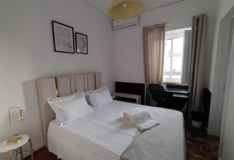 اتاق اکونومی, The Boulevard Nook