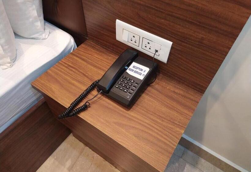 جناح إدارى, White Boutique