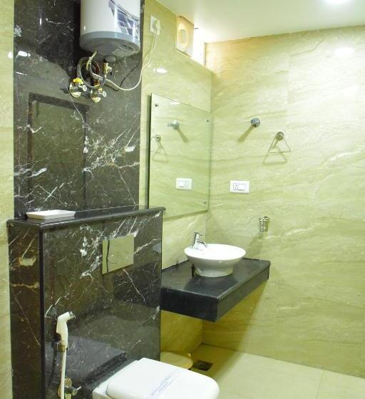 جناح جونيور عائلى, White Boutique