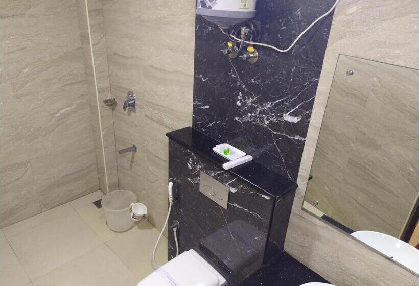 جناح جونيور عائلى, White Boutique