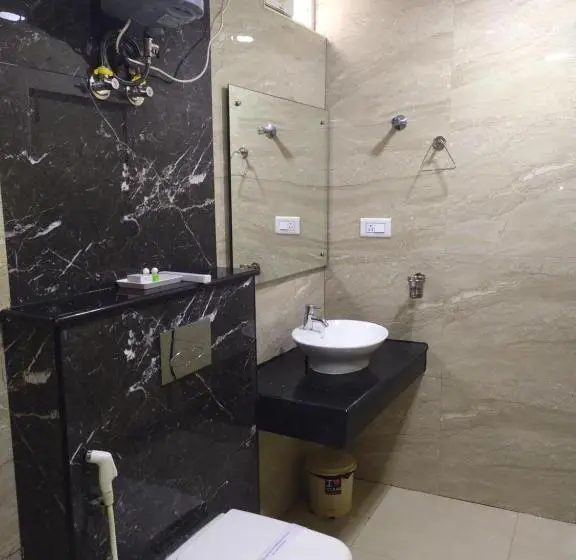 سوئیت جونیور خانوادگی, White Boutique