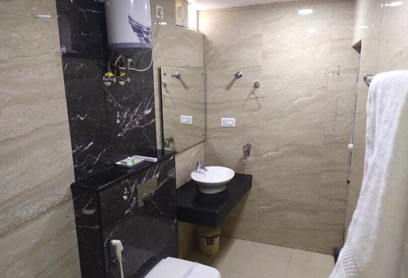 جناح جونيور عائلى, White Boutique