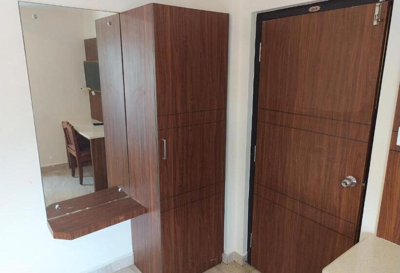 جناح جونيور عائلى, White Boutique