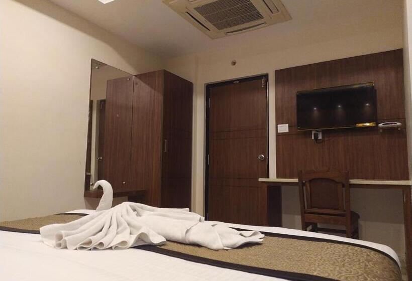 جناح جونيور عائلى, White Boutique