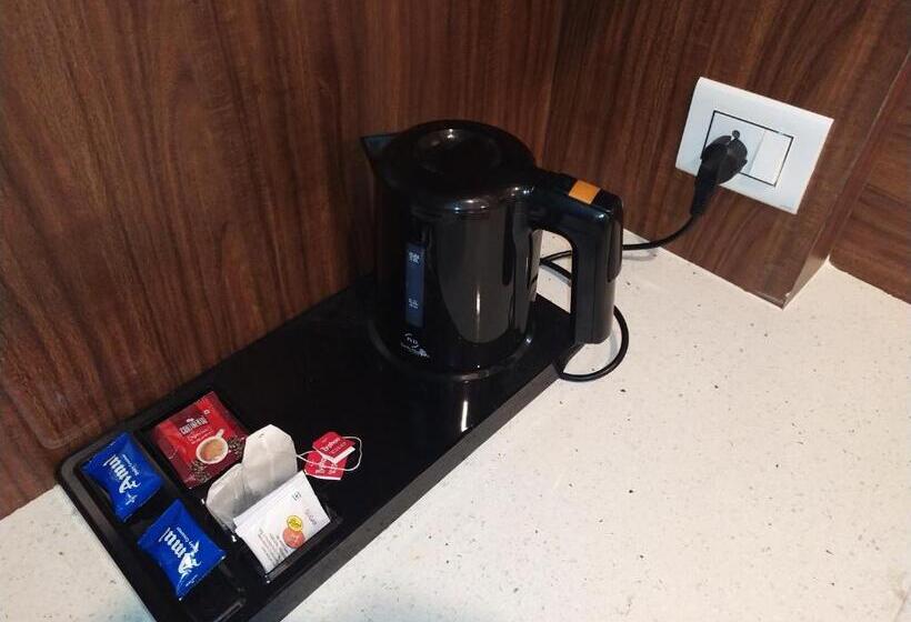 جناح جونيور عائلى, White Boutique